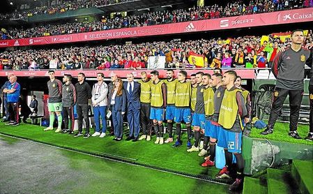 Pau López y Bartra participaron en el respetuoso minuto de silencio por las víctimas de Mallorca. Pau López y Bartra participaron en el respetuoso minuto de silencio por las víctimas de Mallorca.