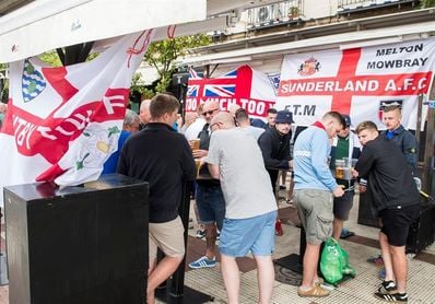 Desalojados varios bares de Sevilla para evitar incidentes con los aficionados ingleses Desalojados varios bares de Sevilla para evitar incidentes con los aficionados ingleses