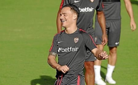 Roque Mesa, sonriente en un entrenamiento del Sevilla. Roque Mesa, sonriente en un entrenamiento del Sevilla.
