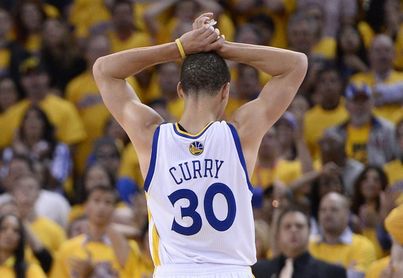 108-100. Curry y Durant celebran la entrega de anillos con una sufrida victoria 108-100. Curry y Durant celebran la entrega de anillos con una sufrida victoria