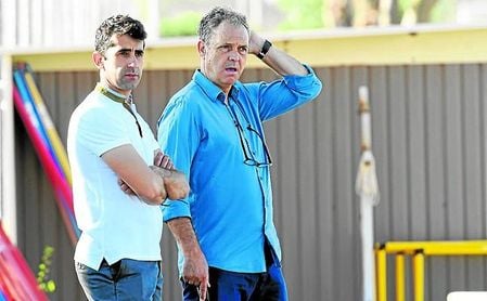 Caparrós, junto a Paco Gallardo, uno de sus adjuntos en la dirección deportiva. Caparrós, junto a Paco Gallardo, uno de sus adjuntos en la dirección deportiva.