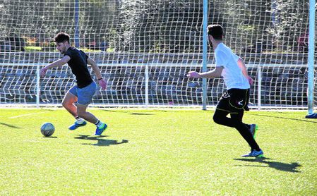 Estudiantes de la UPO disputando un partido de fútbol 7 Estudiantes de la UPO disputando un partido de fútbol 7