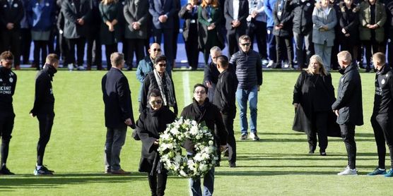 Jugadores y familia rinden homenaje al presidente del Leicester fallecido Jugadores y familia rinden homenaje al presidente del Leicester fallecido