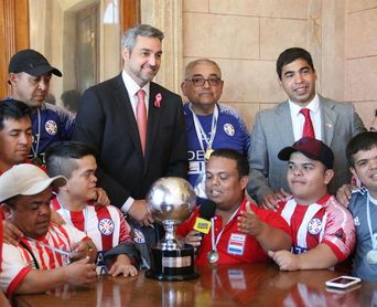 Los campeones de la Copa América de talla baja llevan su copa al presidente de Paraguay Los campeones de la Copa América de talla baja llevan su copa al presidente de Paraguay