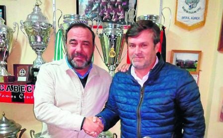 Diego Román, rector rojinegro, posaba este lunes con Chesco, nuevo míster. Diego Román, rector rojinegro, posaba este lunes con Chesco, nuevo míster.