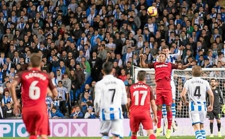 Muriel salta a por un balón junto con Héctor Moreno. Muriel salta a por un balón junto con Héctor Moreno.
