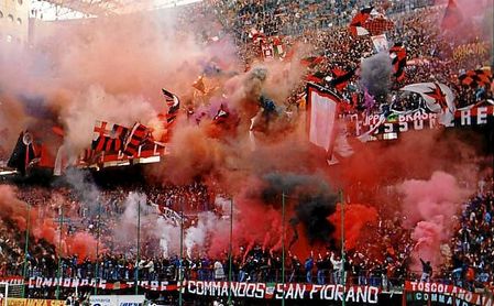 La radiografía de la Curva Sud, los ultras que también 'jugarán' el Betis-Milan La radiografía de la Curva Sud, los ultras que también 'jugarán' el Betis-Milan