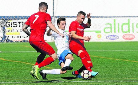 El delantero castillejano Pablo pugna por el balón ante dos rivales de la UP Viso. El delantero castillejano Pablo pugna por el balón ante dos rivales de la UP Viso.