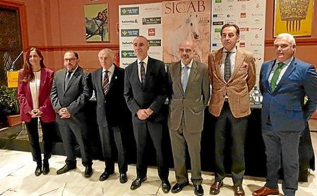 Carmen Caballero, responsable de comunicación de Helvetia Seguros; Rafael Peral, secretario general de Agricultura y Alimentación; Luis Torres de la Rubia, vicepresidente del Real Club de Enganches de Andalucía; Antonio Muñoz, teniente alcalde del Ayuntamiento de Sevilla; José Juan Morales, presidente de la Asociación Nacional de Criadores de Caballos de Pura Raza Española, ANCCE; Manuel Ruiz, relaciones institucionales de la Fundación Caja Rural del Sur; Gonzalo Ortega, director de Instalaciones Hípicas El Molino. Carmen Caballero, responsable de comunicación de Helvetia Seguros; Rafael Peral, secretario general de Agricultura y Alimentación; Luis Torres de la Rubia, vicepresidente del Real Club de Enganches de Andalucía; Antonio Muñoz, teniente alcalde del Ayuntamiento de Sevilla; José Juan Morales, presidente de la Asociación Nacional de Criadores de Caballos de Pura Raza Española, ANCCE; Manuel Ruiz, relaciones institucionales de la Fundación Caja Rural del Sur; Gonzalo Ortega, director de Instalaciones Hípicas El Molino.