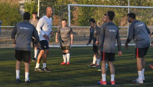 Kepa, entrenador del equipo, en un entrenamiento con sus futbolistas. Kepa, entrenador del equipo, en un entrenamiento con sus futbolistas.