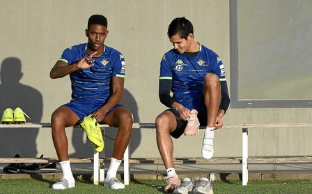 Junior y Mandi durante un entrenamiento del Real Betis. Junior y Mandi durante un entrenamiento del Real Betis.