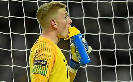Jordan Pickford bebiendo agua durante el encuentro entre Iglaterra y Estados Unidos. Jordan Pickford bebiendo agua durante el encuentro entre Iglaterra y Estados Unidos.