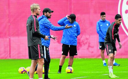 Machín, quien se ha encontrado con el mejor nivel de Carriço ante las lesiones de Mercado y Kjaer, ha llegado a utilizar a Escudero como central zurdo. Machín, quien se ha encontrado con el mejor nivel de Carriço ante las lesiones de Mercado y Kjaer, ha llegado a utilizar a Escudero como central zurdo.