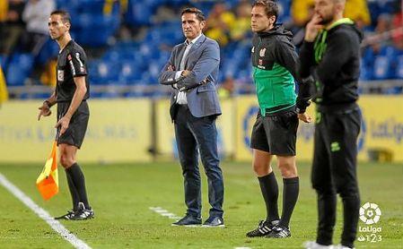 Manolo Jiménez, ayer en el partido ante el Granada. Manolo Jiménez, ayer en el partido ante el Granada.