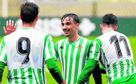 Robert González, sonriente ayer entre Nieto e Iván Navarro, en la celebración de un gol al Guadalcacín. Robert González, sonriente ayer entre Nieto e Iván Navarro, en la celebración de un gol al Guadalcacín.