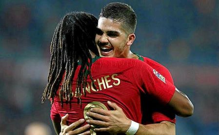 André Silva celebra el gol ante Polonia junto a Renato Sanches. André Silva celebra el gol ante Polonia junto a Renato Sanches.