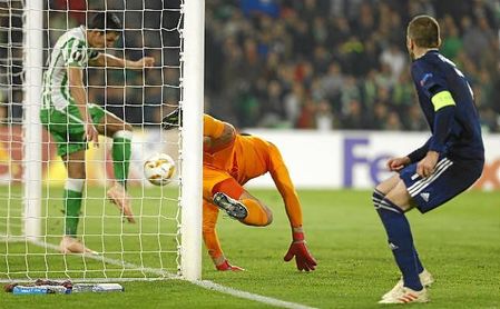 Mandi evita bajo palos el gol de Fortounis en la segunda parte. Mandi evita bajo palos el gol de Fortounis en la segunda parte.