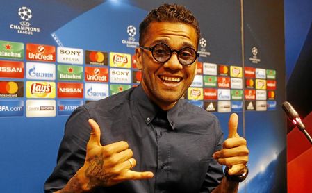 Daniel Alves, durante una rueda de prensa. Daniel Alves, durante una rueda de prensa.