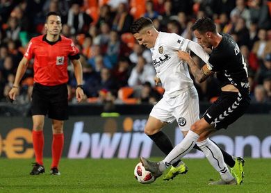 1-0. El Valencia pasa sin brillo ante un Ebro sin complejos 1-0. El Valencia pasa sin brillo ante un Ebro sin complejos