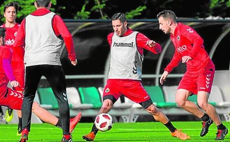 Álvaro Cejudo, en el entrenamiento de ayer en la ciudad deportiva de La Albericia. Álvaro Cejudo, en el entrenamiento de ayer en la ciudad deportiva de La Albericia.