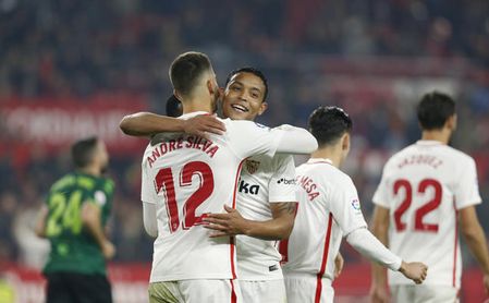 André Silva estuvo rápido para cazar el rechazo del atinado guardameta Isma Gil. André Silva estuvo rápido para cazar el rechazo del atinado guardameta Isma Gil.