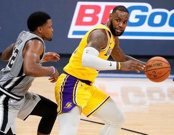 121-113. LeBron James, con 42 puntos, impone su ley ante los Spurs 121-113. LeBron James, con 42 puntos, impone su ley ante los Spurs
