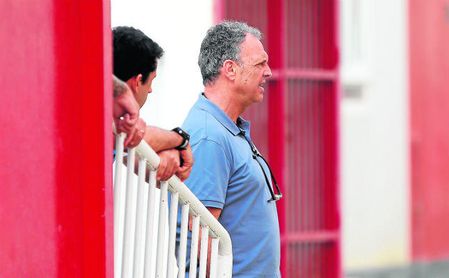 Caparrós busca un ´Pablo Alfaro´ para el Sevilla de Machín. Caparrós busca un ´Pablo Alfaro´ para el Sevilla de Machín.