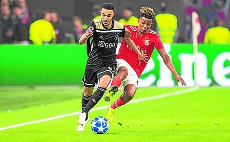 Ojeadores de varios club españoles vieron en directo el Benfica-Ajax. Ojeadores de varios club españoles vieron en directo el Benfica-Ajax.
