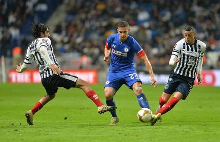 El Monterrey vence 1-0 al Cruz Azul y pone un pie en la final El Monterrey vence 1-0 al Cruz Azul y pone un pie en la final