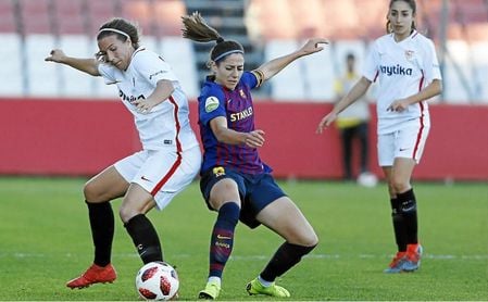 Jeni Morilla trata de hacerse con el esférico (Sevilla FC - FC Barcelona). Jeni Morilla trata de hacerse con el esférico (Sevilla FC - FC Barcelona).