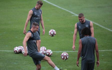 Holding, central del Arsenal, se rompe el ligamento cruzado anterior Holding, central del Arsenal, se rompe el ligamento cruzado anterior