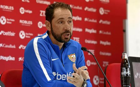 Machín atiende a los medios en una rueda de prensa. Machín atiende a los medios en una rueda de prensa.