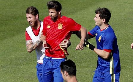 Casillas, Ramos, Piqué, Puyol, Xavi e Iniesta en el 11 histórico de UEFA. Casillas, Ramos, Piqué, Puyol, Xavi e Iniesta en el 11 histórico de UEFA.