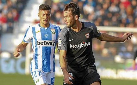 Franco Vázquez dejó absurdamente al Sevilla FC con uno menos. Franco Vázquez dejó absurdamente al Sevilla FC con uno menos.