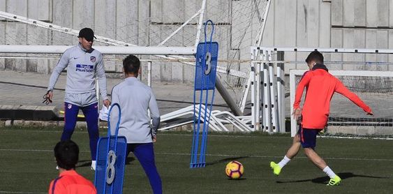 Simeone baraja opciones en el centro del campo para visitar al Sevilla Simeone baraja opciones en el centro del campo para visitar al Sevilla