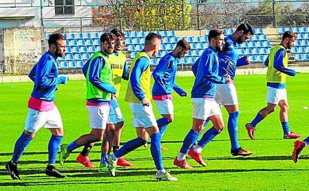 La plantilla del Écija realiza ejercicios de calentamiento antes de iniciar su entrenamiento; ante los impagos, han dejado de ejercitarse. La plantilla del Écija realiza ejercicios de calentamiento antes de iniciar su entrenamiento; ante los impagos, han dejado de ejercitarse.