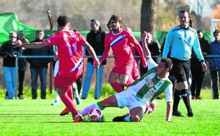 El ecijano Migue (ayer de rojo), en segundo plano, sentenció el encuentro con el 0-2 en el 86´, merced a un magistral lanzamiento de falta. El ecijano Migue (ayer de rojo), en segundo plano, sentenció el encuentro con el 0-2 en el 86´, merced a un magistral lanzamiento de falta.