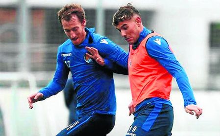 Theo Hernández y Zurutuza, durante una sesión de entrenamientos de la Real. Theo Hernández y Zurutuza, durante una sesión de entrenamientos de la Real.