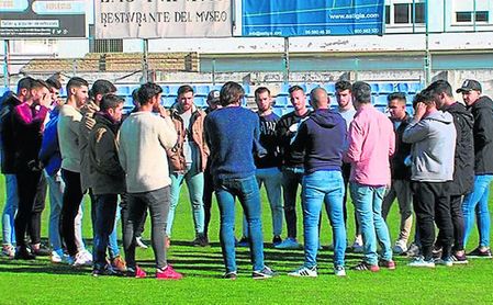 Los jugadores del Écija, reunidos en el Municipal de San Pablo en el día de ayer, con los responsables de AFE. Los jugadores del Écija, reunidos en el Municipal de San Pablo en el día de ayer, con los responsables de AFE.