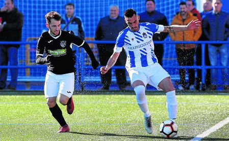Vega, autor del definitivo 3-1 que cerró el marcador, es presionado por el panadero Yeray. Vega, autor del definitivo 3-1 que cerró el marcador, es presionado por el panadero Yeray.