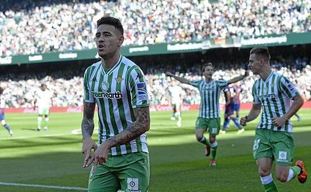 Betis y Roma tiene cada uno el 50 por ciento del pase de Sanabria. Betis y Roma tiene cada uno el 50 por ciento del pase de Sanabria.
