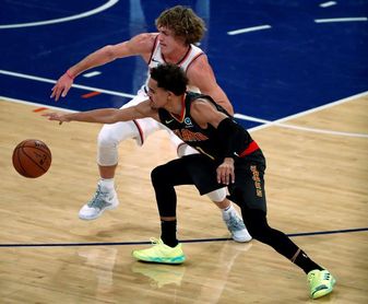 142-126. Young supera a Schroder en triunfo de los Hawks 142-126. Young supera a Schroder en triunfo de los Hawks
