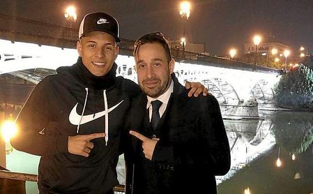Arana y el agente que negocia con el Sevilla la salida del lateral. Arana y el agente que negocia con el Sevilla la salida del lateral.