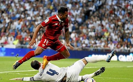 Walter Montoya salta por encima de Sergio Ramos, en un Real Madrid-Sevilla FC. Walter Montoya salta por encima de Sergio Ramos, en un Real Madrid-Sevilla FC.