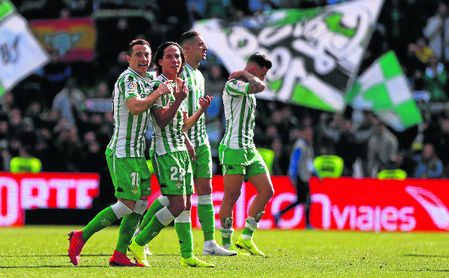 Guardado abraza a Lainez a la finalización del encuentro. Guardado abraza a Lainez a la finalización del encuentro.