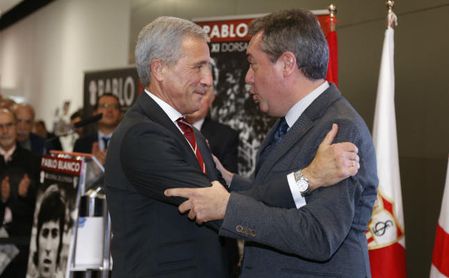 Acto homenaje a Pablo Blanco. En la imagen, Blanco y Juan Espadas. Acto homenaje a Pablo Blanco. En la imagen, Blanco y Juan Espadas.