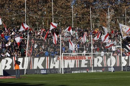 Peñas del Alavés y Rayo instan a entrar al estadio cinco minutos más tarde Peñas del Alavés y Rayo instan a entrar al estadio cinco minutos más tarde