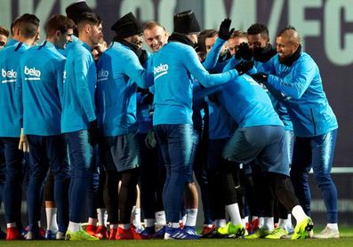 Boateng entra en la lista de convocados ante el Sevilla y Denis Suárez se queda fuera. Boateng entra en la lista de convocados ante el Sevilla y Denis Suárez se queda fuera.