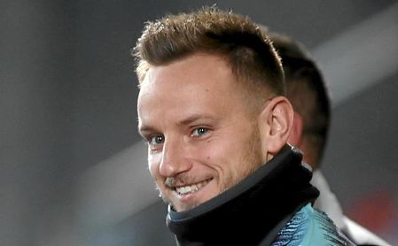 Rakitic, pese los fichajes en su zona, no desea salir ahora del Barça. Rakitic, pese los fichajes en su zona, no desea salir ahora del Barça.