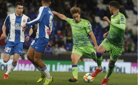 Guardado defiende a Lainez tras una fuerte entrada ante el Espanyol